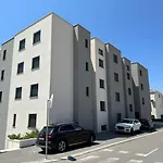 Lea, Apartment