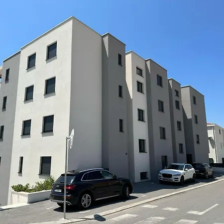 Lea, Apartment